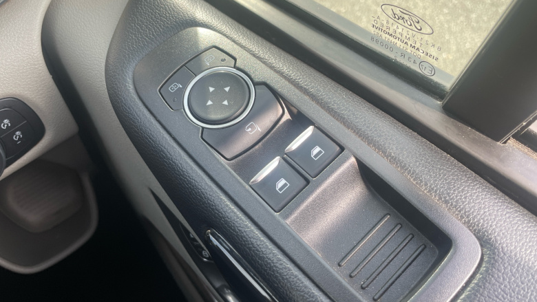 Ford Tourneo Custom Transit Custom Tourneo L2 Diesel Fwd 2.0 EcoBlue 150ps Low Roof 8 Seater Titanium